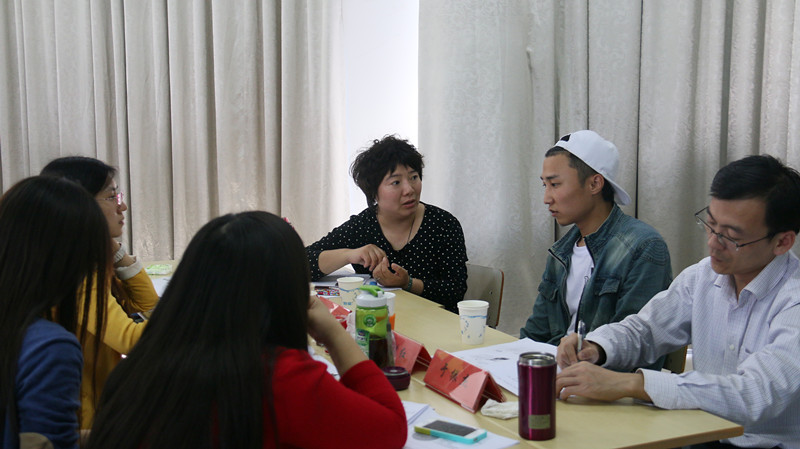 图为参训教师为学生做职业生涯规划咨询