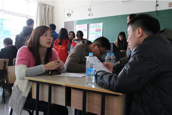 图为学生在应聘